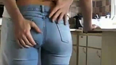 Cette petite salope en tight jeans se fait peloter le cul.