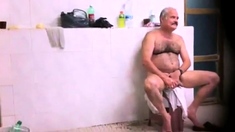 Str8 spy pakistani daddy in public bath